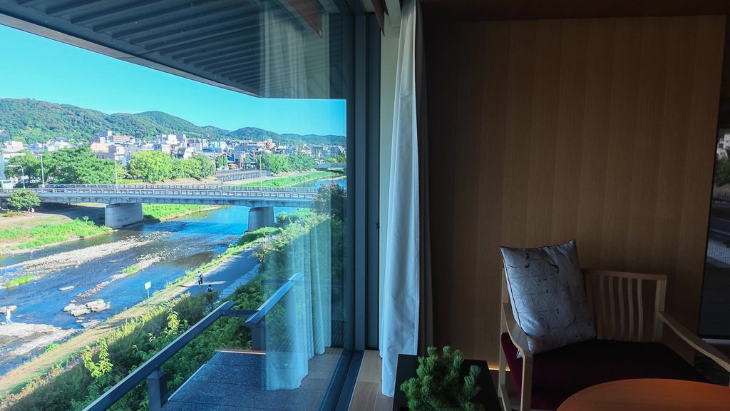 リッツカールトン京都KAMOGAWAエグゼクティブスイートルームリビング鴨川