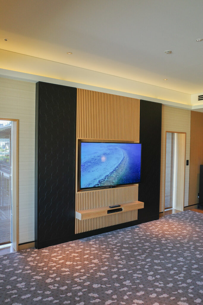 リッツカールトン京都KAMOGAWAエグゼクティブスイートルームリビングのテレビ