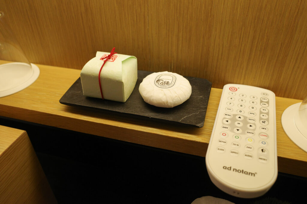 リッツカールトン京都KAMOGAWAエグゼクティブスイートルームバスルームのアメニティとテレビリモコン