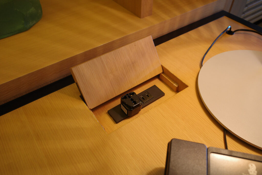 リッツカールトン京都KAMOGAWAエグゼクティブスイートデスクの充電器